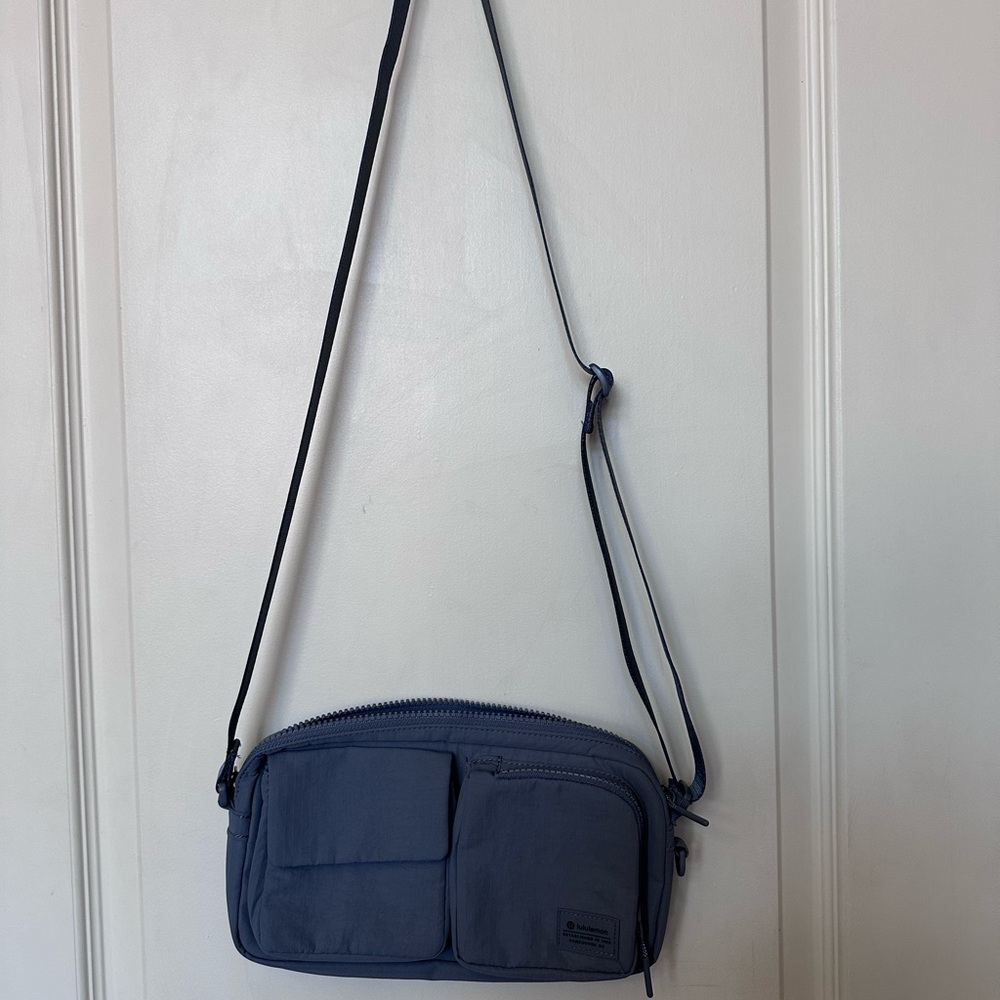 Lululemon Athletica Multi-Pocket Crossbody Blue
Bag 2.5L